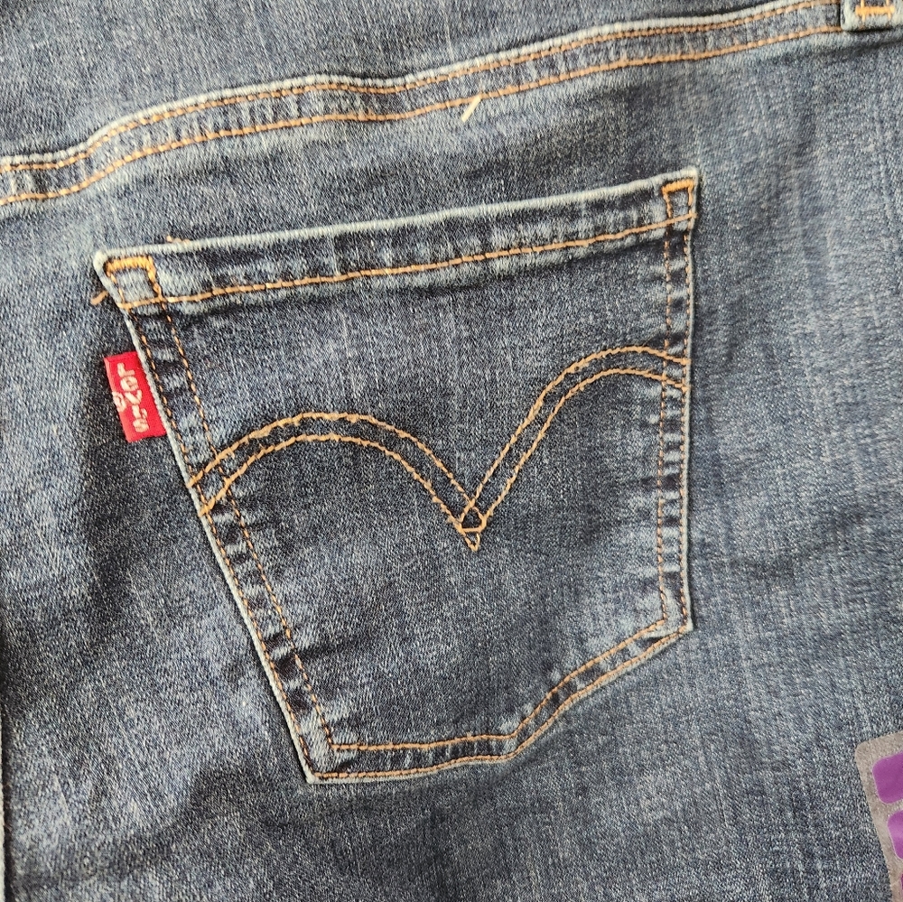 Levi's Jean Shorts Women's Mid Length Blue Medium Wash Denim 4" Size 33 NWT - Picture 6 of 10